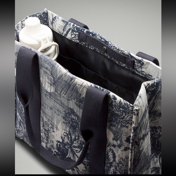 🍋💙 NWT Lululemon Boxy Tote Bag 10L Print Sketch Toile Turtledove Navy/Obsidian - Picture 4 of 16